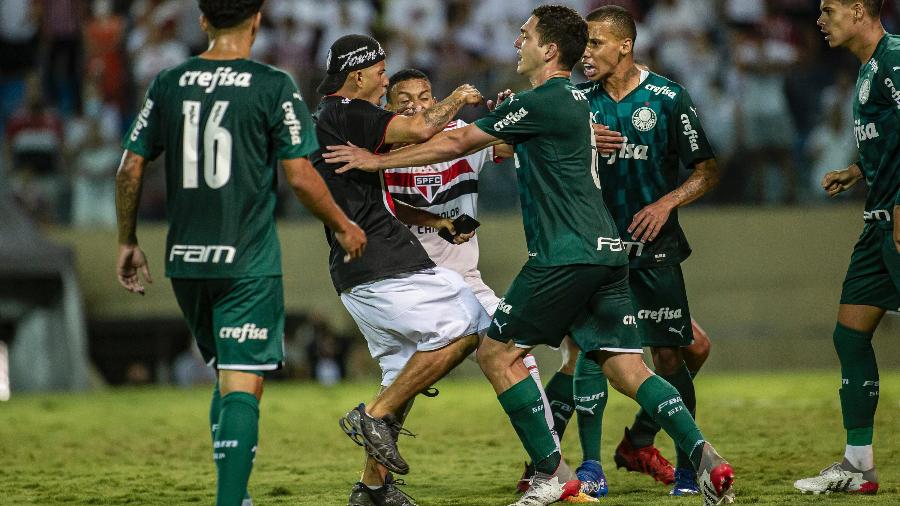 Torcedor do São Paulo invade campo na Copinha e tenta agredir jogador do Palmeiras - Diogo Reis/AGIF