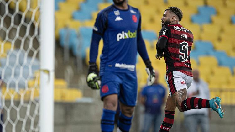 Com gol de pênalti, Flamengo abre vantagem sobre o Vasco na semifinal do Carioca