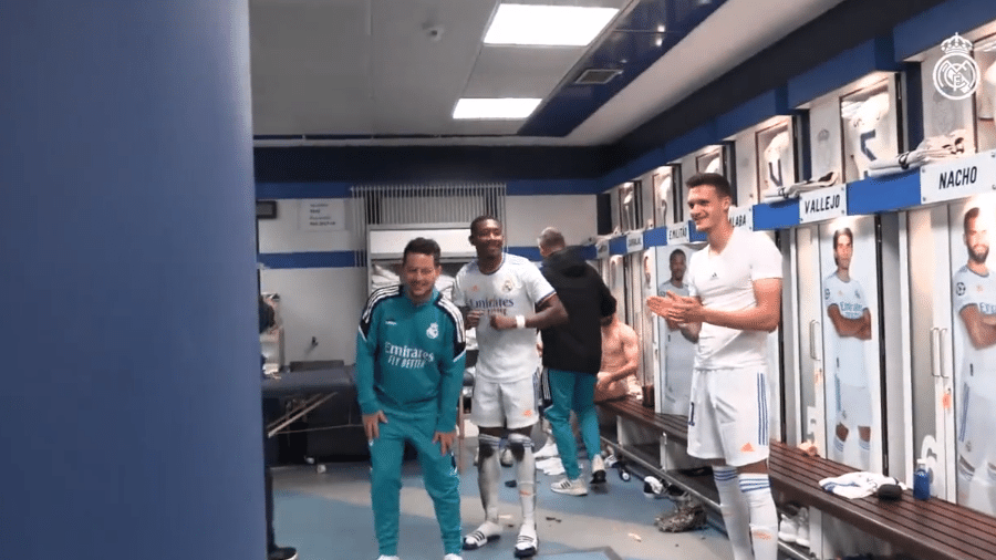 Festa no vestiário do Real Madrid após classificação contra o Chelsea na Champions League - Reprodução