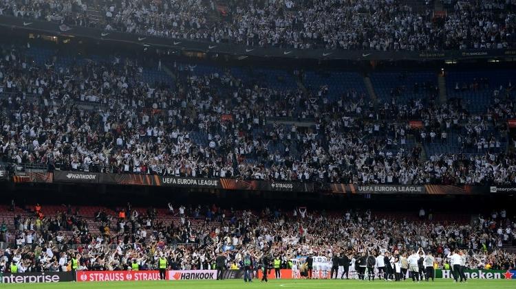 Les joueurs de l'Eintracht Francfort célèbrent la victoire et le classement sur Barcelone avec la foule au Camp Nou.  - David Ramos/Getty Images - David Ramos/Getty Images