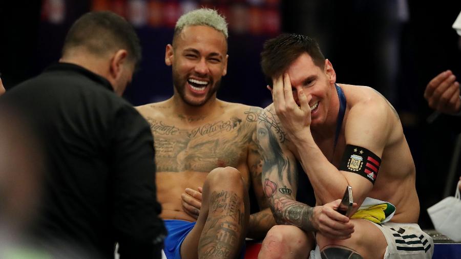 Neymar e Messi após a final da Copa América de 2021, no Maracanã. Gênio "incompleto", argentino ficou "completo" - Ricardo Moraes/Reuters