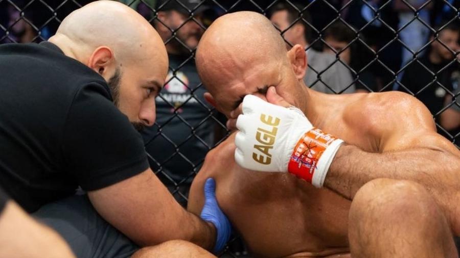 Junior Cigano deslocou o ombro em seu retorno ao UFC - Divulgação/Eagle FC