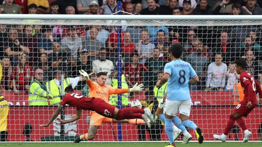Darwin Nunez marca de cabeça na partida entre Liverpool e City, pela Supercopa da Inglaterra - Marc Atkins/Getty