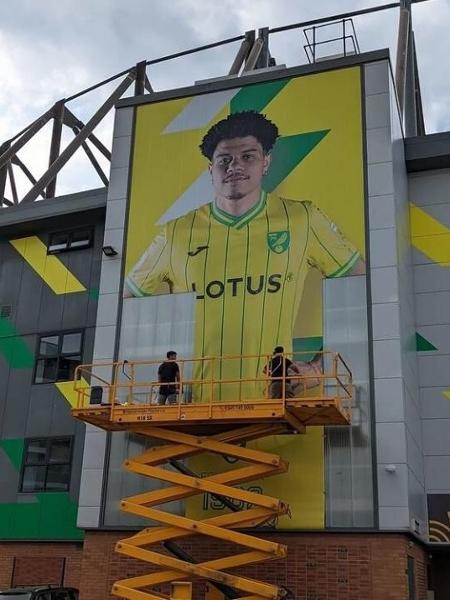 Prestes a estrear pelo Norwich-ING, Gabriel Sara é homenageado em estádio do clube - Reprodução/Twitter