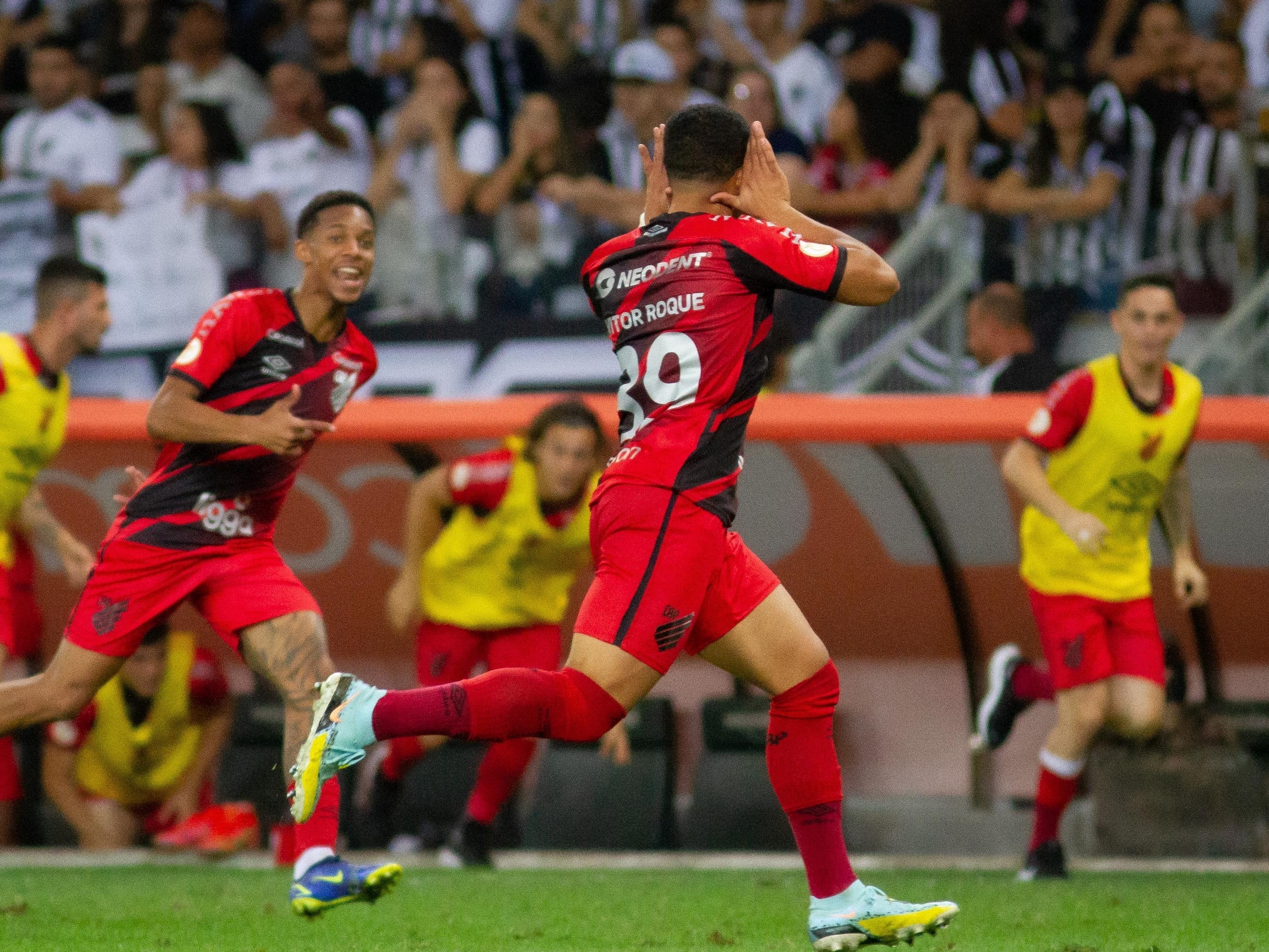 Libertadores: Com 9 defesas, Bento, do Athletico, brilha contra Atlético-MG