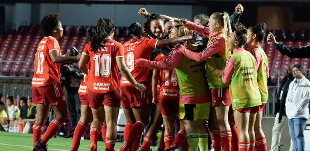Jogadoras do Inter comemoram gol sobre o São Paulo na semifinal do Brasileirão Feminino