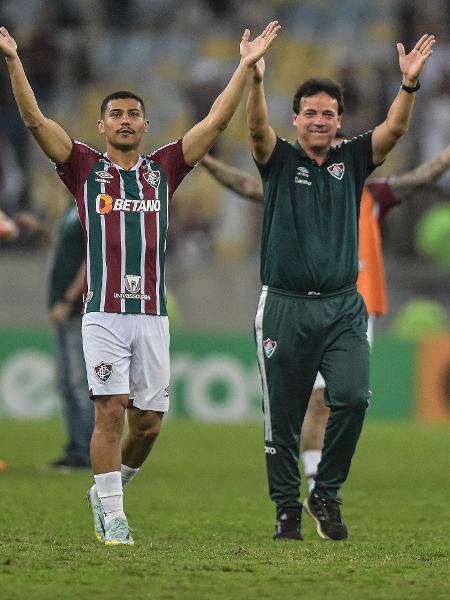 André e Fernando Diniz acenam para a torcida do Fluminense após jogo da Copa do Brasil - Thiago Ribeiro/AGIF