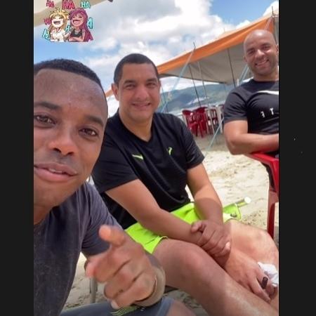 Robinho na praia com os ex-companheiros Fábio Costa e Alex - Reprodução/Instagram