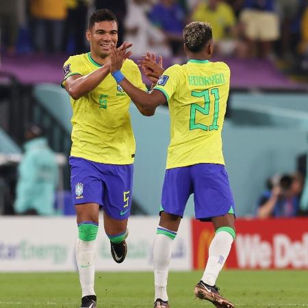 Casemiro e Rodrygo comemoram o gol da vitória do Brasil sobre a Suíça, pela Copa do Mundo de 2022 - Ian MacNicol/Getty
