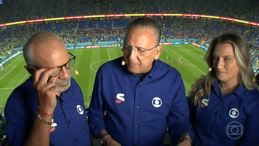 Galvão Bueno entre Júnior e Ana Thais Matos, durante transmissão de Brasil x Suíça na Copa de 2022 - Reprodução/TV Globo