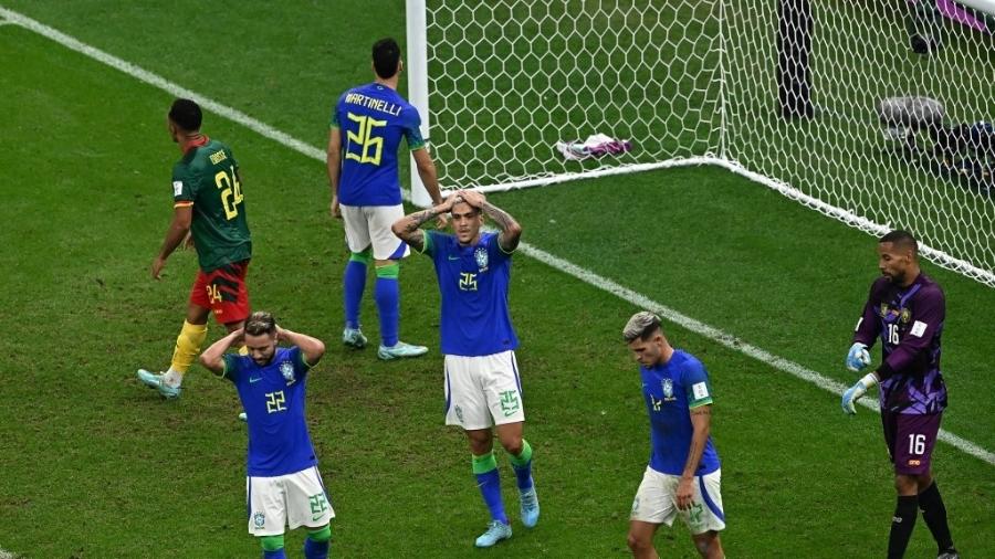 Jogadores do Brasil lamentam gol perdido na partida contra Camarões, pela Copa do Mundo do Qatar - Anne-Christine POUJOULAT / AFP