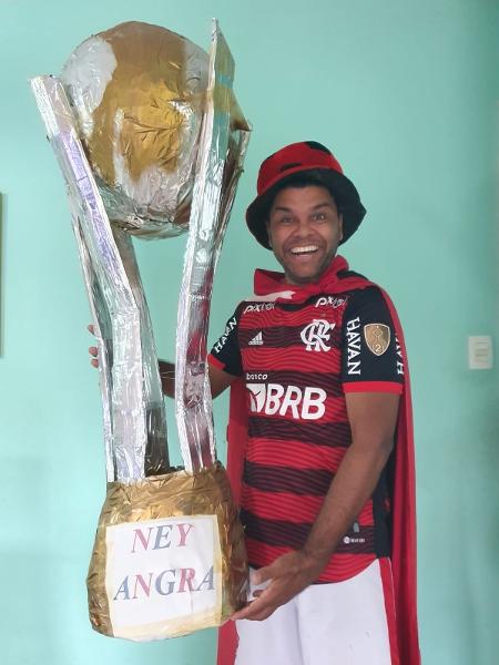 Torcedor folclórico do Flamengo, Ney Angra já tem pronta sua taça do Mundial feita de papelão e papel machê - Arquivo Pessoal