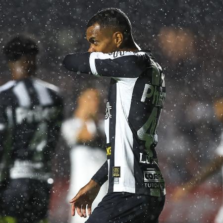 Lucas Pires, durante partida entre Santos e São Paulo