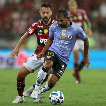 Éverton Ribeiro, do Flamengo, e Sornoza, do Del Valle, brigam pela bola em jogo da Recopa Sul-Americana - Sergio Moraes/Reuters