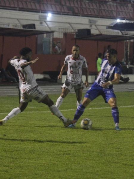 Jogadores do Atlético-BA e do CSA disputam bola pela Copa do Nordeste - ASCOM AAC/Mr Fotografia