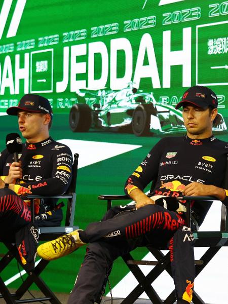 Max Verstappen e Sergio Pérez na entrevista coletiva após o GP de Jeddah - Bryn Lennon/Getty Images
