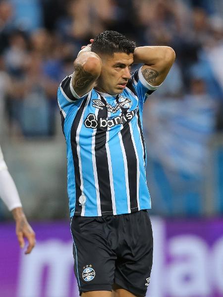Luis Suárez, do Grêmio, sofre com dores no joelho