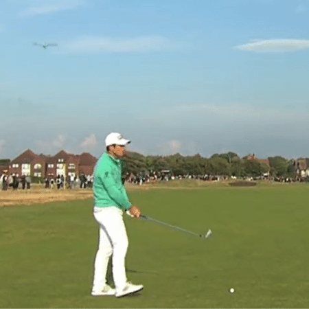 O golfista Viktor Hovland por atingido por fezes de um pássaro durante o Open Championsip