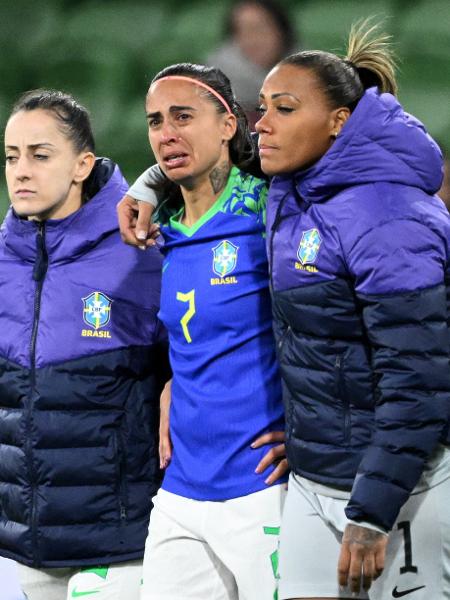 Andressa Alves é consolada por colegas após queda do Brasil na Copa do Mundo Feminina