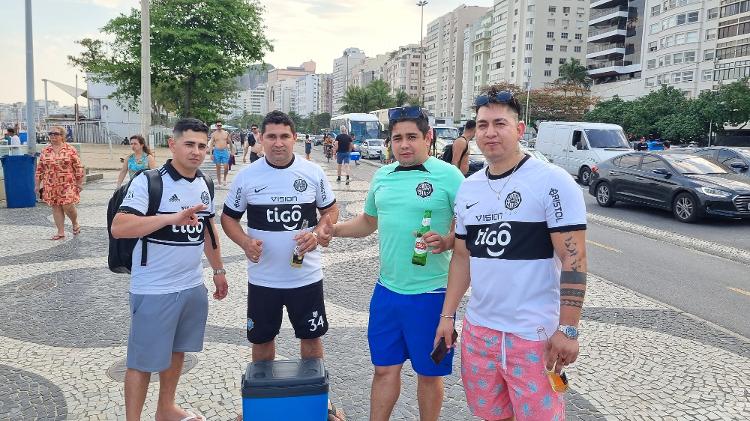 Torcedores do Olimpia passeiam por Copacabana antes do jogo contra o Fluminense