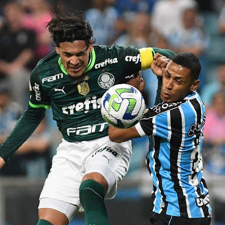 Gustavo Gómez, do Palmeiras, disputa a bola com Bruno Alves, no Grêmio, no Brasileirão