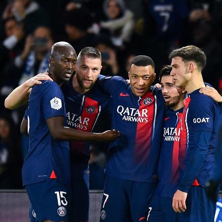 Jogadores do PSG celebram gol do PSG contra o Metz no Campeonato Francês