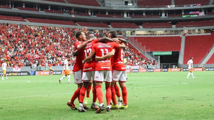 Jogadores do Internacional comemoram gol marcado contra o Nova Iguaçu na Copa do Brasil