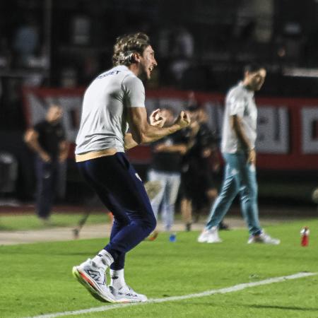 Zubeldía, técnico do São Paulo, durante o jogo contra o Palmeiras, no Morumbi, pelo Brasileirão