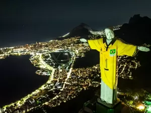 Cristo 'veste' uniforme de vôlei que será usado nas Olimpíadas de Paris