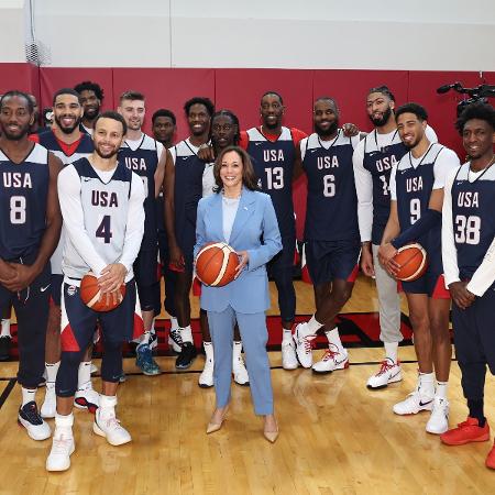 Kamala Harris visita o centro de treinamento da seleção dos EUA de basquete em Las Vegas