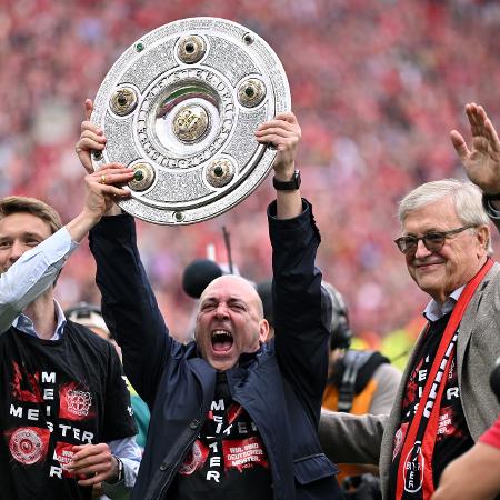 Fernando Carro, CEO do Bayer Leverkusen, com a taça da Bundesliga 2023/24