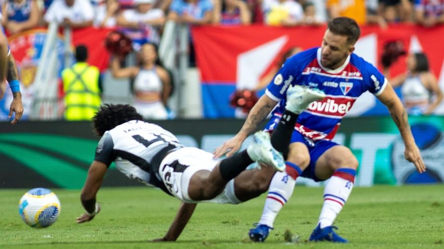 Talles Magno, do Corinthians, é derrubado por Lucas Sasha, do Fortaleza, durante jogo pelo Brasileirão