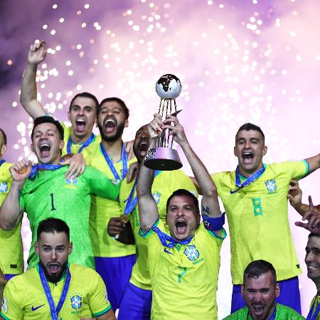 Jogadores do Brasil comemoram título da Copa do Mundo de Futsal