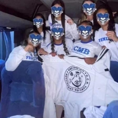 Torcedoras da uniformizada Máfia Azul exibem casaco de jovem da Galoucura