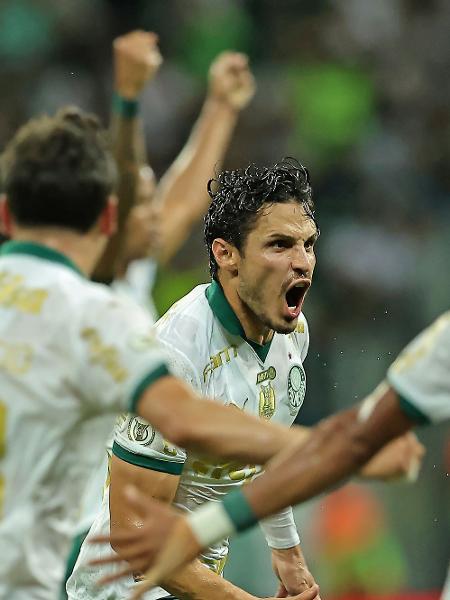 Raphael Veiga comemora gol marcado pelo Palmeiras contra o Bahia pelo Brasileirão