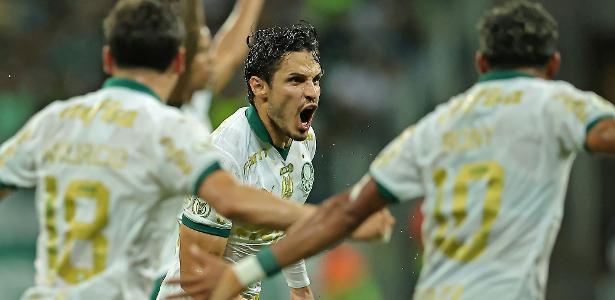 Palmeiras: Veiga supera Hulk e se torna artilheiro de lances de bola parada.