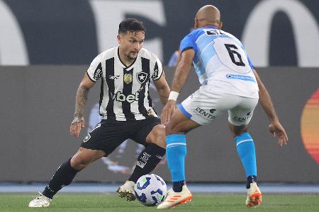 Artur tenta sair da marcação durante Botafogo x Capital, jogo da Copa do Brasil Artur tenta sair da marcação durante Botafogo x Capital, jogo da Copa do Brasil