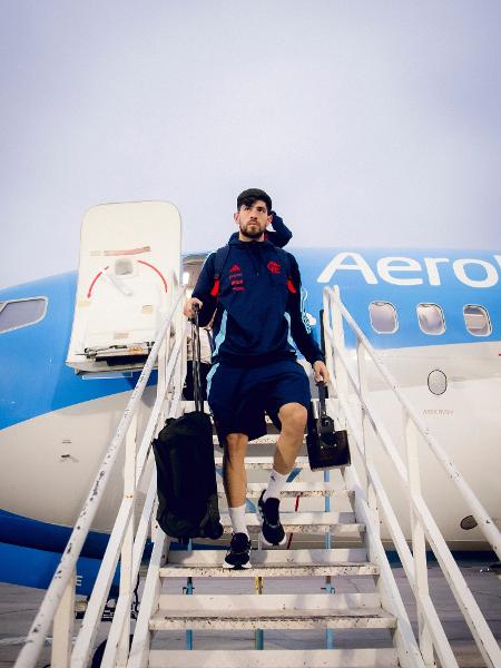 Goleiro Rossi no desembarque do Flamengo, no Rio, momentos antes de sofrer tentativa de assalto na Linha Amarela Goleiro Rossi no desembarque do Flamengo, no Rio, momentos antes de sofrer tentativa de assalto na Linha Amarela