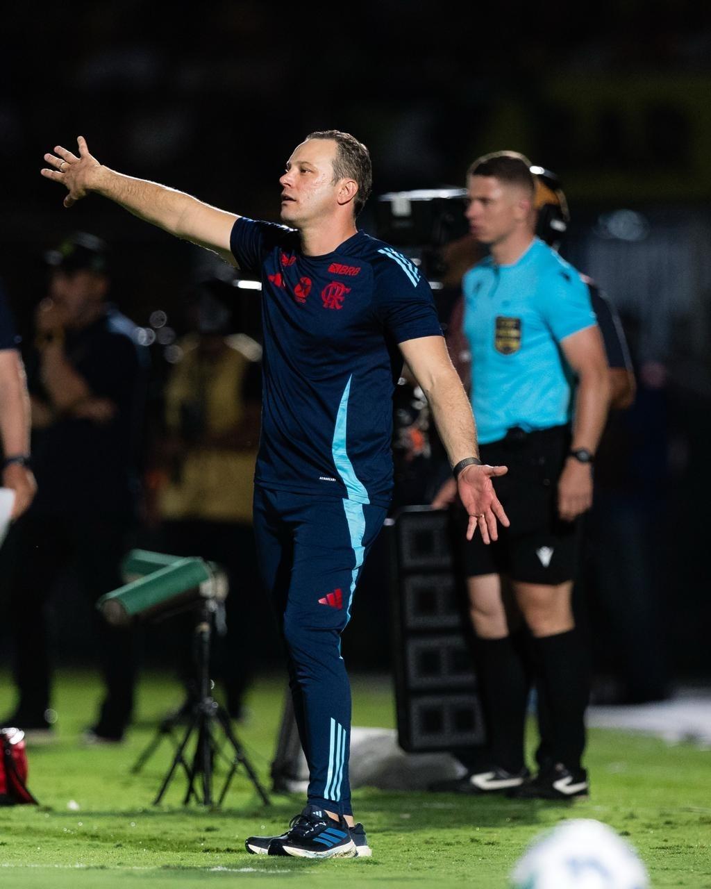 Bruno Pivetti, técnico do sub-20 do Flamengo, esteve à frente da equipe na partida contra o Mirassol, pelo Campeonato Brasileiro - undefined