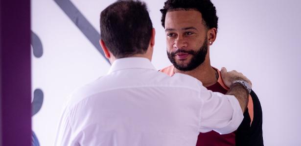 Paz e Diniz ajudam Memphis a vencer resistência por 'fico' no Corinthians