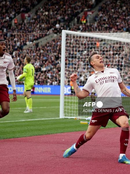 Trossard comemora gol pelo Arsenal na vitória contra o West Ham pela 36ª rodada do Campeonato Inglês