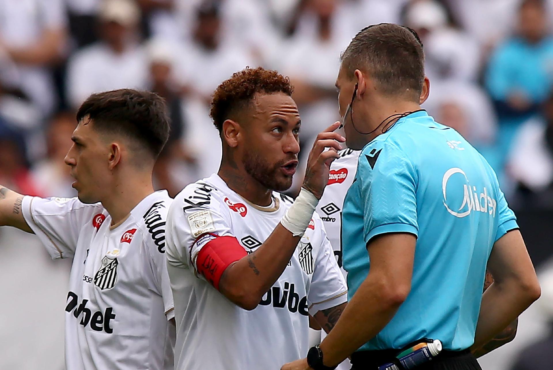 Neymar discutiu com o árbitro após o ocorrido - undefined