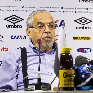 O presidente Eurico Miranda atende aos jornalistas na sala de imprensa de São Januário - Paulo Fernandes/Vasco.com.br