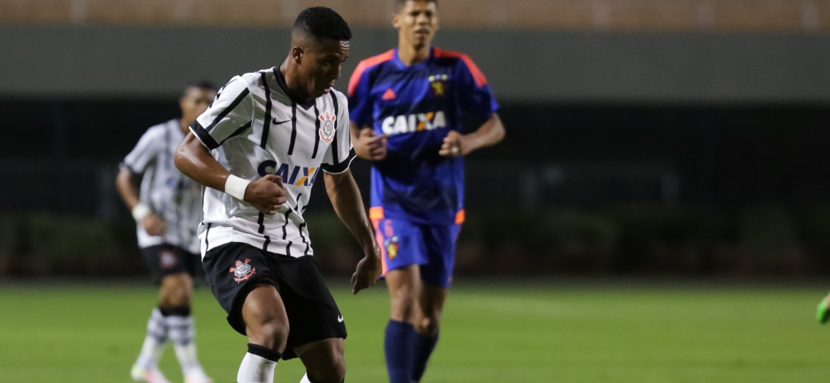 Caio Emerson em ação pelo Corinthians sub-17; promessa virou alvo de briga com clube espanhol - Rodrigo Gazzanel/Agência Corinthians