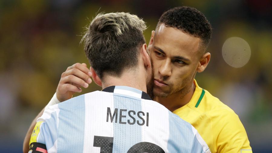 Messi e Neymar se cumprimentam após Brasil 3 x 0 Argentina, no Mineirão, em 2016 - Cristiane Mattos/Reuters