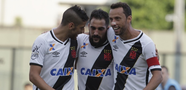 Os jogadores do Vasco comemoram um dos gols na vitória sobre o Resende - SEVERINO SILVA/AGÊNCIA O DIA/ESTADÃO CONTEÚDO