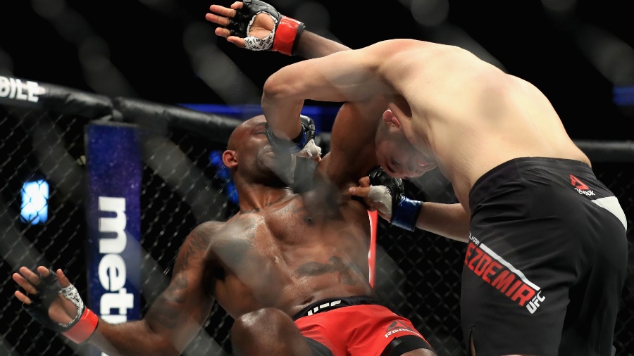 Volkan Oezdemir nocauteia Jimmy Manua em luta válida pelo card principal do UFC 214 - Sean M. Haffey/Getty Images