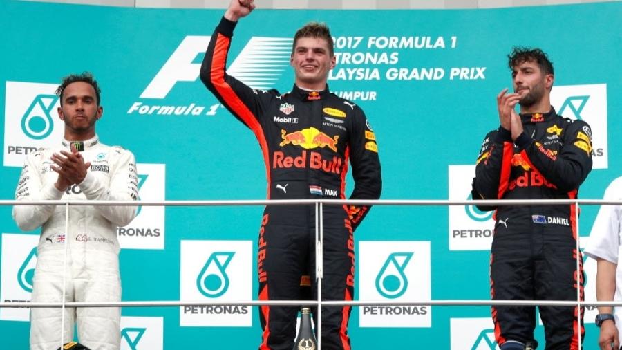 Verstappen celebra vitória na Malásia. Hamilton e Ricciardo completaram o pódio - Reuters