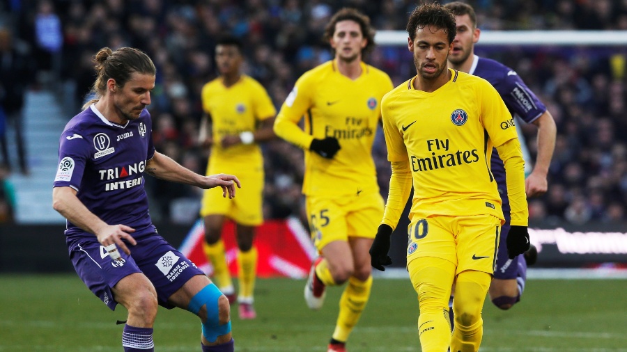 Neymar encara a marcação do Toulouse em partida válida pelo Campeonato Francês  - REUTERS/Regis Duvignau 
