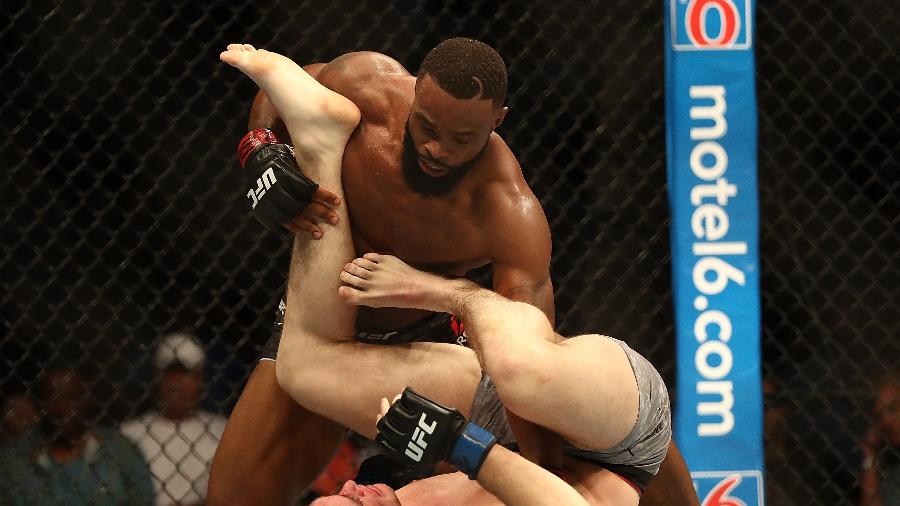 Tyron Woodley aplica golpe em Darren Till no UFC 228; sequência de três derrotas no UFC - RONALD MARTINEZ/AFP